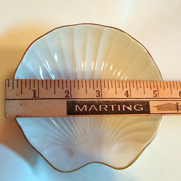 Pacific Rim White& Gold Scallop Dish - Picture 6 of 6